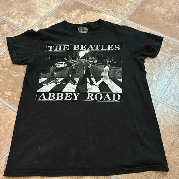The Beatles Abbey Road Album Cover T-Shirt Size Small short sleeve black color - Picture 1 of 5